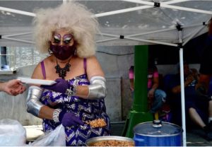 Mexican Divine dando show durante la repartición de alimentos a la gente en situación de vulnerabilidad