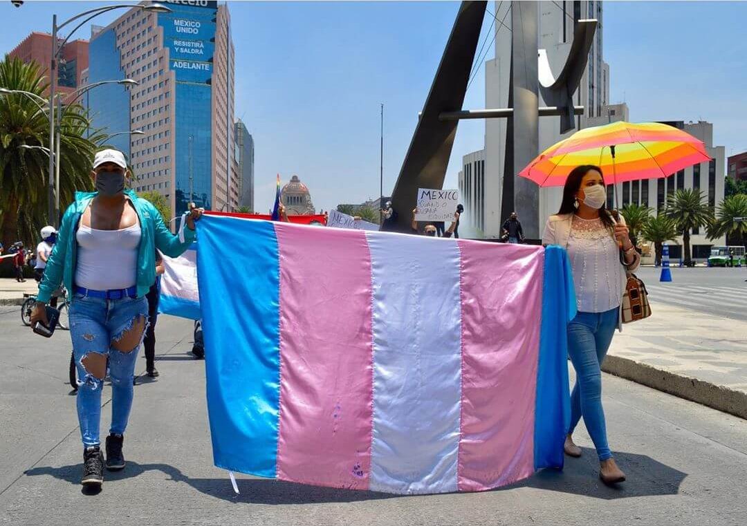 Mujeres sosteniendo una bandera trans en ciudad de México durante la marcha LGBT 2020 en Ciudad de México