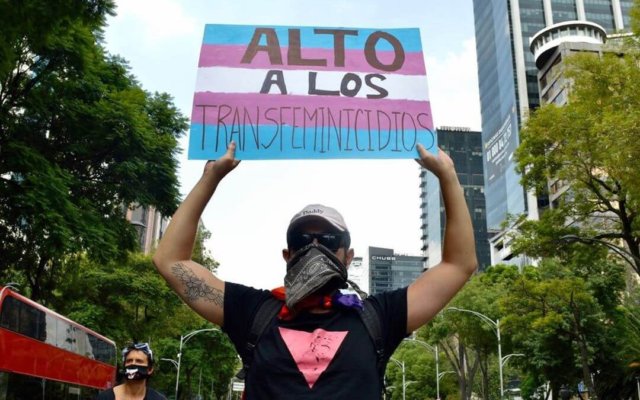 Letrero Alto a los Transfeminicidios, durante la marcha LGBTQI en CDMX (Paseo Reforma)