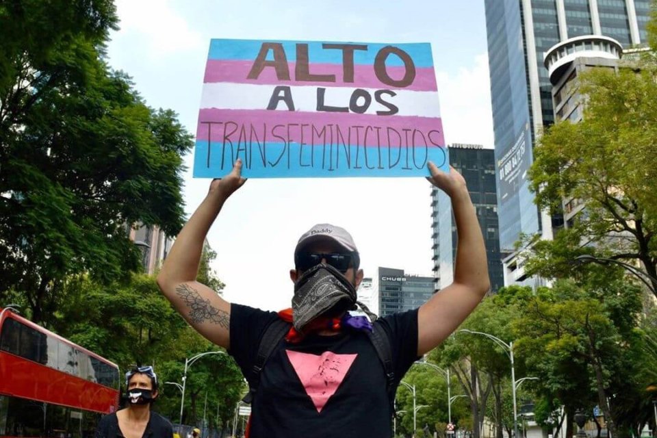 Letrero Alto a los Transfeminicidios, durante la marcha LGBTQI en CDMX (Paseo Reforma)